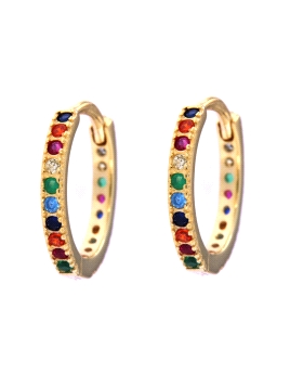 Pendientes de aros en plata originales con circonitas de color. Su material está trabajado para que puedas usarlos con la mayor 