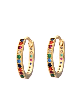 Pendientes de aros en plata originales con circonitas de color. Su material está trabajado para que puedas usarlos con la mayor 
