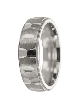 anillo de plata con detalles alrededor con huellas