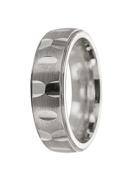 anillo de plata con detalles alrededor con huellas