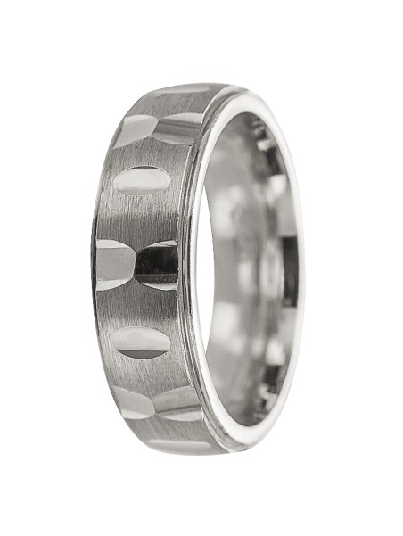anillo de plata con detalles alrededor con huellas