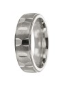 anillo de plata con detalles alrededor con huellas