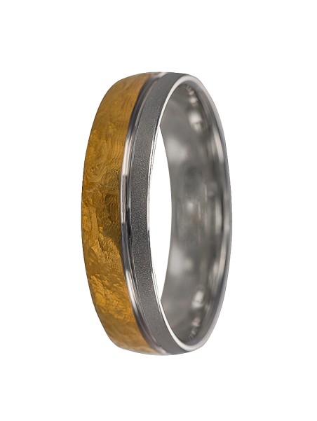 Alianza de plata con acabado dorado texturizado y lateral oscuro