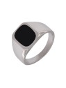 Sello caballero con esmalte negro, en forma de cuadrado en el interior.