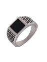 Sello caballero con esmalte negro, en forma cuadrada con dibujos geometricos. 

Tallas de 14 al 26. 

Plata de Ley 925 MM