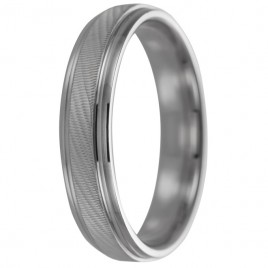 Alianza de plata con diseño lineal y bordes brillantes
