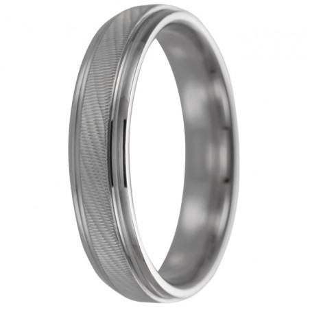 Alianza de plata con diseño lineal y bordes brillantes