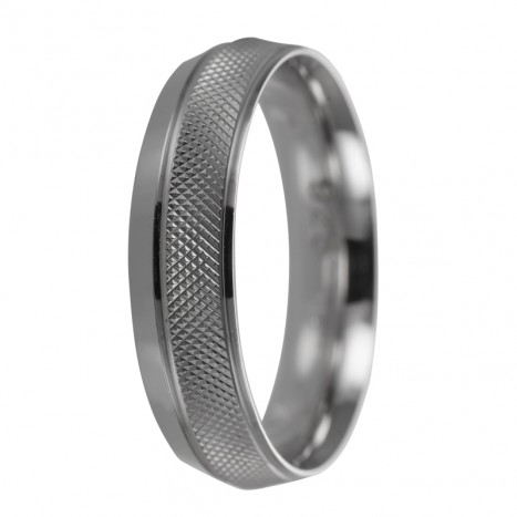 <p><strong>Alianza de plata de primera ley </strong> </p>
<p>El diseño en acabado mate realizado horizontalmente en su banda cen