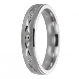 Alianza de plata con motivos tallados y detalles circulares