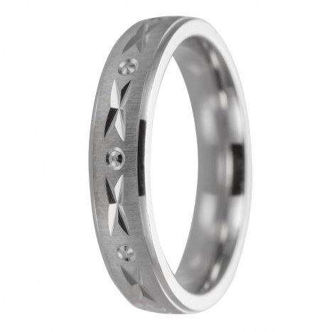 Alianza de plata con motivos tallados y detalles circulares
