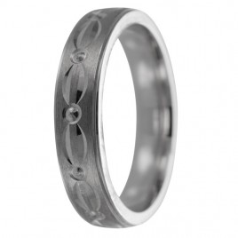 Alianza de plata con detalles circulares y formas curvas
