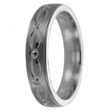 Alianza de plata con detalles circulares y formas curvas