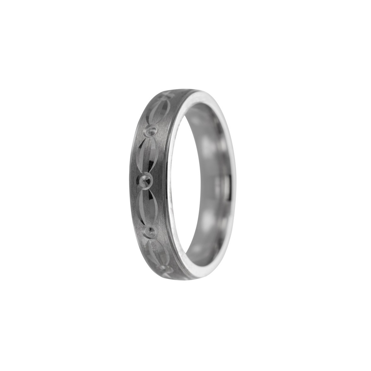 Alianza de plata con detalles circulares y formas curvas
