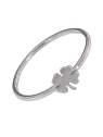 <p><span>Anillo muy fino y sencillo con un trébol de cuatro hojas en Plata Lisa de Primera de Ley. </span></p>
