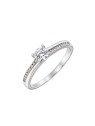 Anillo solitario de plata con piedra central redonda y circonitas laterales