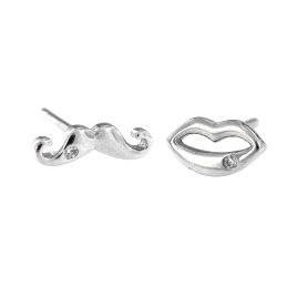 <p>Pendientes pequeños impares uno en forma de labios y el otro par en forma de bigote con su interior decorado con una circonit