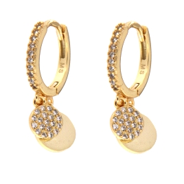 <p>Pendiente de aro relleno de circonitas blancas con un colgante en forma de chapita dorados en primera de ley. </p>
<p>Bañado